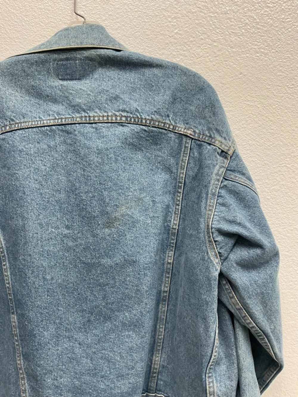 Vintage Levi’s Denim Trucker Jacket USA Made Size L Distressed 70507 Light Wash - Picture 7 of 9